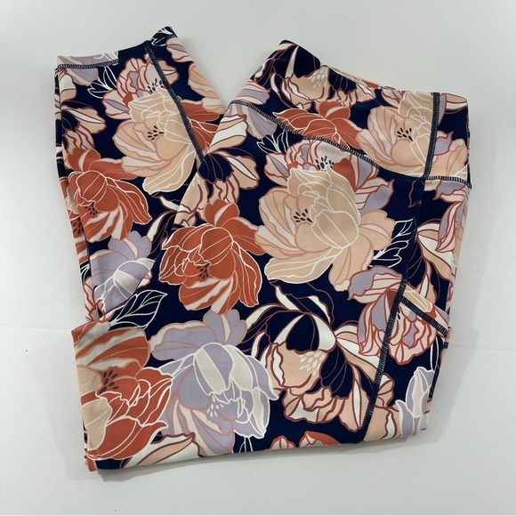 Torrid Navy & Peach Floral Performance Core Crop Active Leggings in Size… - Picture 5 of 10